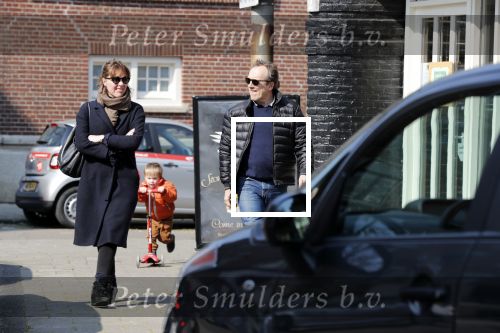 Amsterdam 14 april 2019
Joost Nijsen en Maaike Pereboom met haar zoontje op straat in Amsterdam zuid.