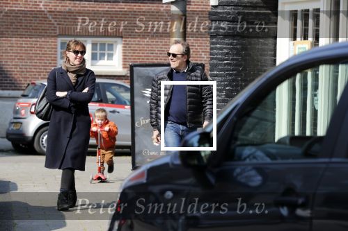 Amsterdam 14 april 2019
Joost Nijsen en Maaike Pereboom met haar zoontje op straat in Amsterdam zuid.