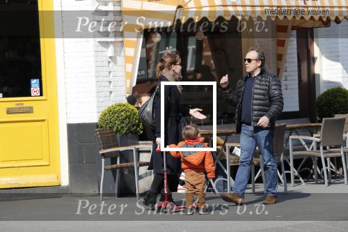 Amsterdam 14 april 2019
Joost Nijsen en Maaike Pereboom met haar zoontje op straat in Amsterdam zuid.