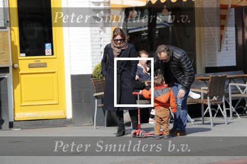 Amsterdam 14 april 2019
Joost Nijsen en Maaike Pereboom met haar zoontje op straat in Amsterdam zuid.