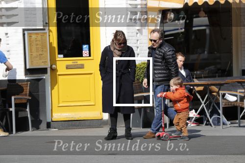 Amsterdam 14 april 2019
Joost Nijsen en Maaike Pereboom met haar zoontje op straat in Amsterdam zuid.