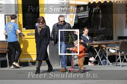Amsterdam 14 april 2019
Joost Nijsen en Maaike Pereboom met haar zoontje op straat in Amsterdam zuid.