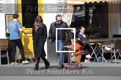 Amsterdam 14 april 2019
Joost Nijsen en Maaike Pereboom met haar zoontje op straat in Amsterdam zuid.