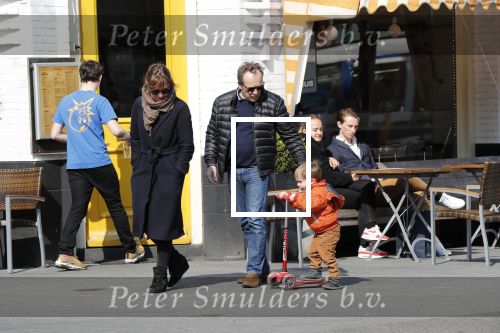 Amsterdam 14 april 2019
Joost Nijsen en Maaike Pereboom met haar zoontje op straat in Amsterdam zuid.