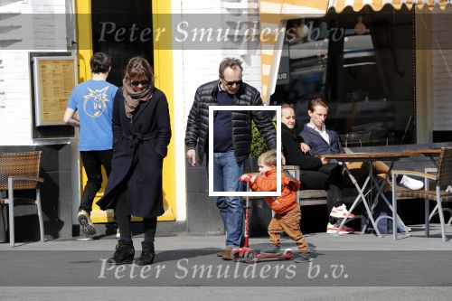 Amsterdam 14 april 2019
Joost Nijsen en Maaike Pereboom met haar zoontje op straat in Amsterdam zuid.