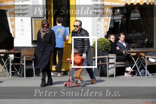 Amsterdam 14 april 2019
Joost Nijsen en Maaike Pereboom met haar zoontje op straat in Amsterdam zuid.