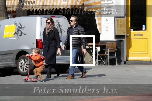 Amsterdam 14 april 2019
Joost Nijsen en Maaike Pereboom met haar zoontje op straat in Amsterdam zuid.