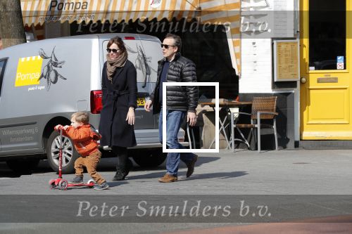 Amsterdam 14 april 2019
Joost Nijsen en Maaike Pereboom met haar zoontje op straat in Amsterdam zuid.