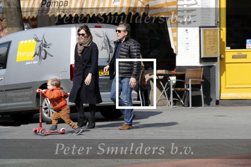 Amsterdam 14 april 2019
Joost Nijsen en Maaike Pereboom met haar zoontje op straat in Amsterdam zuid.