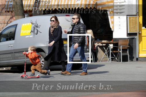 Amsterdam 14 april 2019
Joost Nijsen en Maaike Pereboom met haar zoontje op straat in Amsterdam zuid.