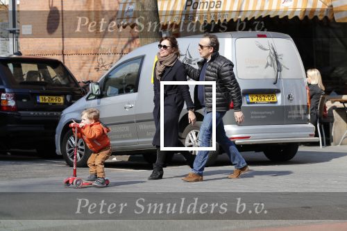 Amsterdam 14 april 2019
Joost Nijsen en Maaike Pereboom met haar zoontje op straat in Amsterdam zuid.