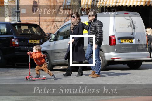 Amsterdam 14 april 2019
Joost Nijsen en Maaike Pereboom met haar zoontje op straat in Amsterdam zuid.