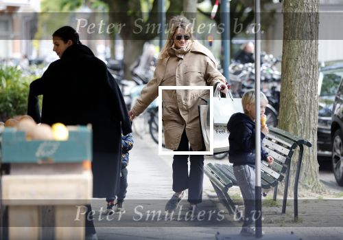Amsterdam 11 mei 2019
Lieke v Lexmond met haar zoons die een ijsje eten.