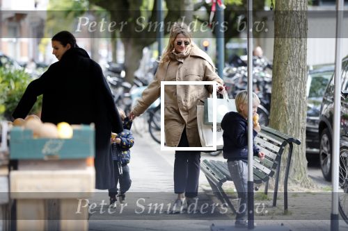 Amsterdam 11 mei 2019
Lieke v Lexmond met haar zoons die een ijsje eten.