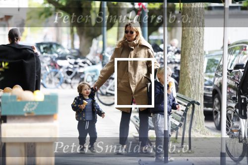 Amsterdam 11 mei 2019
Lieke v Lexmond met haar zoons die een ijsje eten.