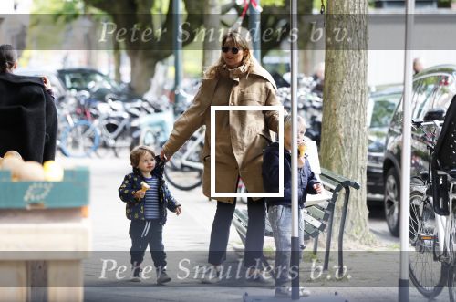 Amsterdam 11 mei 2019
Lieke v Lexmond met haar zoons die een ijsje eten.