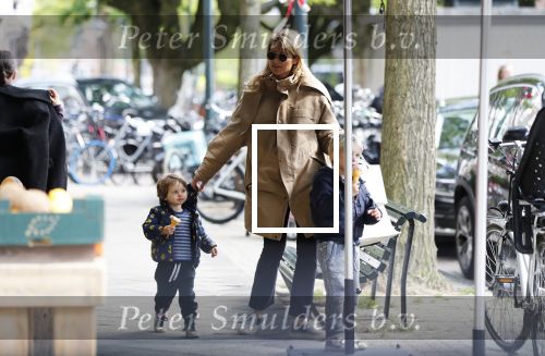 Amsterdam 11 mei 2019
Lieke v Lexmond met haar zoons die een ijsje eten.