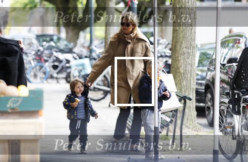 Amsterdam 11 mei 2019
Lieke v Lexmond met haar zoons die een ijsje eten.
