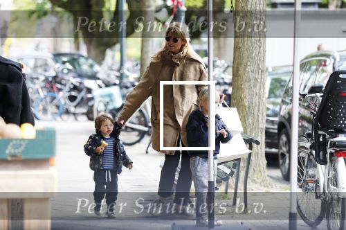 Amsterdam 11 mei 2019
Lieke v Lexmond met haar zoons die een ijsje eten.