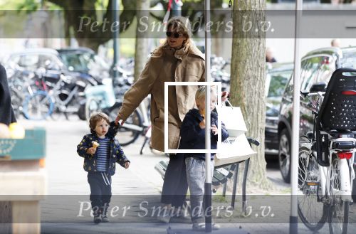 Amsterdam 11 mei 2019
Lieke v Lexmond met haar zoons die een ijsje eten.
