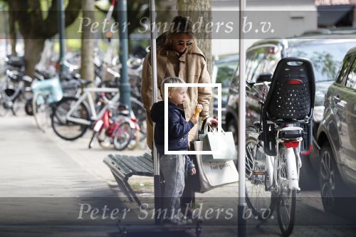 Amsterdam 11 mei 2019
Lieke v Lexmond met haar zoons die een ijsje eten.