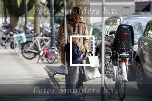 Amsterdam 11 mei 2019
Lieke v Lexmond met haar zoons die een ijsje eten.