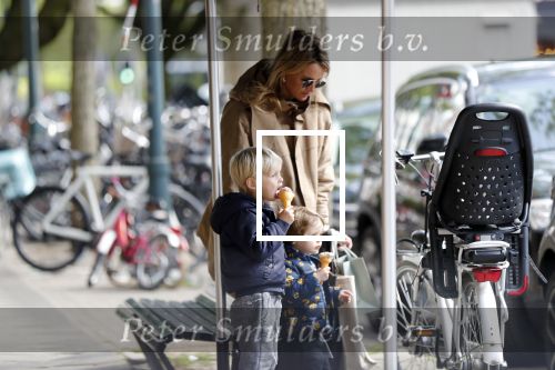 Amsterdam 11 mei 2019
Lieke v Lexmond met haar zoons die een ijsje eten.