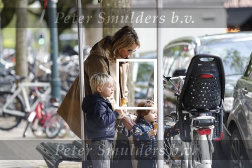 Amsterdam 11 mei 2019
Lieke v Lexmond met haar zoons die een ijsje eten.