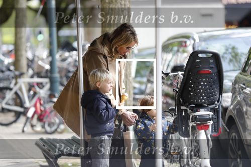 Amsterdam 11 mei 2019
Lieke v Lexmond met haar zoons die een ijsje eten.