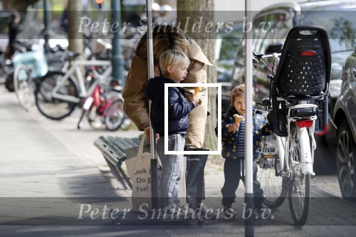 Amsterdam 11 mei 2019
Lieke v Lexmond met haar zoons die een ijsje eten.
