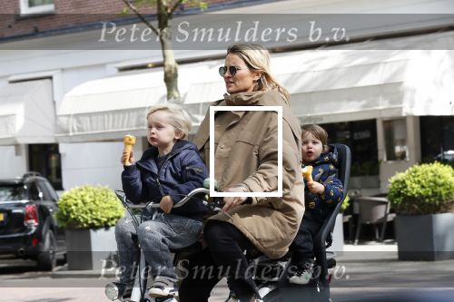 Amsterdam 11 mei 2019
Lieke v Lexmond met haar zoons die een ijsje eten.