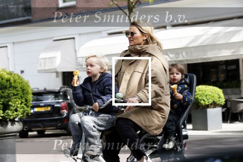 Amsterdam 11 mei 2019
Lieke v Lexmond met haar zoons die een ijsje eten.