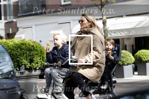 Amsterdam 11 mei 2019
Lieke v Lexmond met haar zoons die een ijsje eten.