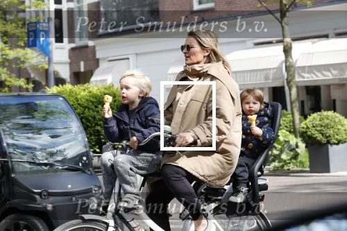 Amsterdam 11 mei 2019
Lieke v Lexmond met haar zoons die een ijsje eten.