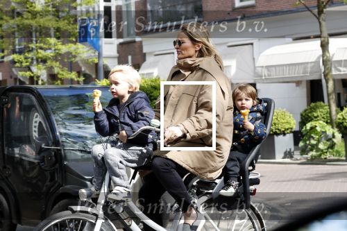 Amsterdam 11 mei 2019
Lieke v Lexmond met haar zoons die een ijsje eten.