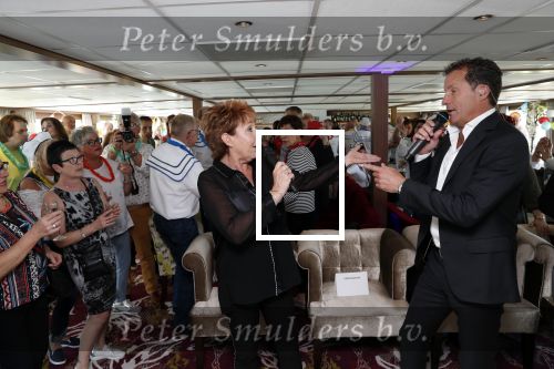 Amsterdam 7 april 2019
John de Bever Sieneke en Marianne Weber op een grote boot met allemaal gasten.