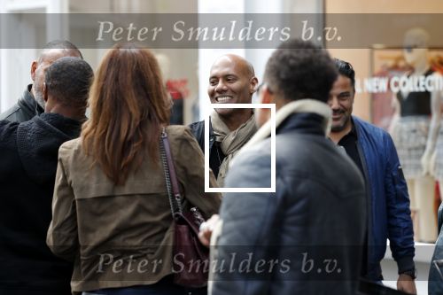 Amsterdam 9 mei 2019
Ruud Gullit en zijn vriendin Karin de Rooij komen replay tegen op de cornelis schuytstraat. Mark dakriet