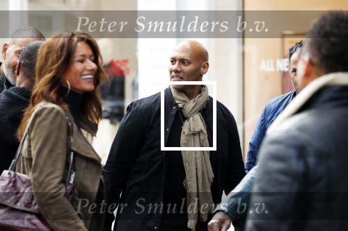Amsterdam 9 mei 2019
Ruud Gullit en zijn vriendin Karin de Rooij komen replay tegen op de cornelis schuytstraat. Mark dakriet