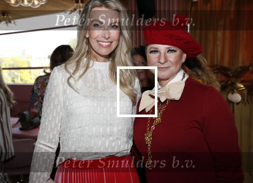 Amsterdam 7 mei 2019
Boekpresentatie Camilla Lackberg bij Mama Kelly in olympisch stadion.
aanwezig oa Daphne Deckers
Isa Hoes
Heleen van Royen
Anna Drijver
Marion Pauw
Susan Smit
Moniqiue des Bouvrie
Patricia Snel
Marlies Dekkers
Inge Ipenburg
