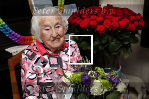 Aalsmeer 3 april 2019
Mevr Pieterson 100 jaar oud en 40 jaar story abonee