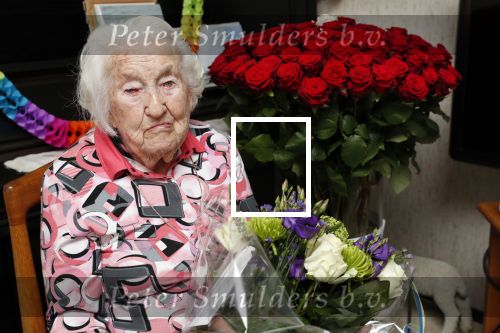 Aalsmeer 3 april 2019
Mevr Pieterson 100 jaar oud en 40 jaar story abonee