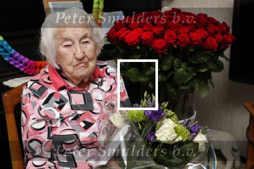 Aalsmeer 3 april 2019
Mevr Pieterson 100 jaar oud en 40 jaar story abonee