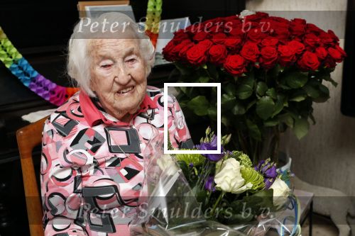 Aalsmeer 3 april 2019
Mevr Pieterson 100 jaar oud en 40 jaar story abonee
