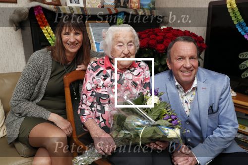 Aalsmeer 3 april 2019
Mevr Pieterson 100 jaar oud en 40 jaar story abonee