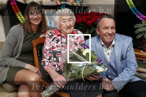 Aalsmeer 3 april 2019
Mevr Pieterson 100 jaar oud en 40 jaar story abonee