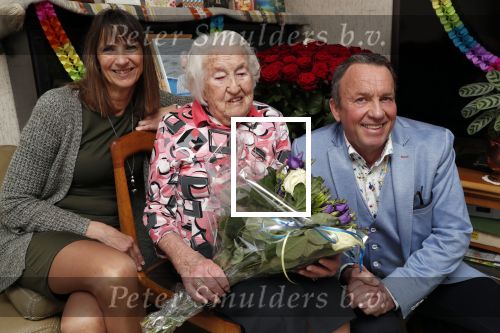Aalsmeer 3 april 2019
Mevr Pieterson 100 jaar oud en 40 jaar story abonee