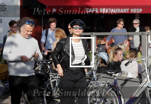 Amsterdam 9 mei 2019
Surpisefeestje voor Ruud de Wild georganiseerd door zijn ex vrouw Aafke.
Olcay Gulsen is eer natuurlijk bij. ze gingen varen met boot op grachten Amsterdam.