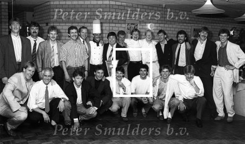 Eindhoven, 12 April 1988 diner t.g.v. het kampioenschap bij Rest. De Tongelreep van Jos v Sambeek
met de voltallige selektie van PSV met o.a.:
Addick Koot Guus Hiddink Hallvar Thoresen Berry v Aerle Willy v d Kerkhof Jos v Sambeek Soren Lerby Ronald Koeman Frank Arnesen Eric Gerets Ivan Nielsen Anton Janssen Hans v Breukelen Hans Dorjee Eric Viscaal Hans Gilhaus Jan Heintze Gerald Vanenburg Patrick Lodewijks en Wim Kieft.
V.n.r. en van boven naar onder