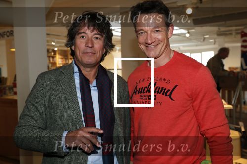 Amsterdam 15 april 2019
Boekpresentatie van Inge Ipenburg bij boekhandel Scheltema.
Simone Kleinsma krijgt het eerste exemplaar. Paul Groot
