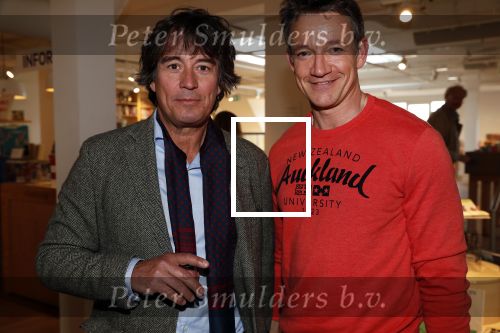 Amsterdam 15 april 2019
Boekpresentatie van Inge Ipenburg bij boekhandel Scheltema.
Simone Kleinsma krijgt het eerste exemplaar. Paul Groot